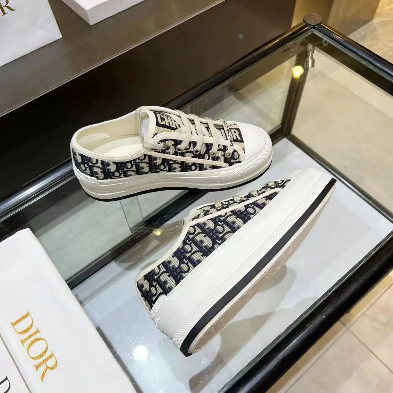 P520👟👟, Dijia's popular presbyopic thick-soled embroidery, the goddess model Dior's big hit in 2023, the upper inherits the classic presbyopic series, sheepskin lining, cowhide feet, rubber outsole is lightweight, the outsole is 5cm thick, allowing you to instantly grow your legs, super versatile, a must-have. Code number: 35-41 (34, 41, 42 can be customized) Tiger head series, black, gray, pink and blue, four colors